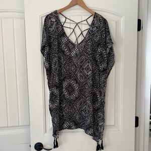 Palisades Beach Club Black & White Geometric Swim Coverup with Lattice Back